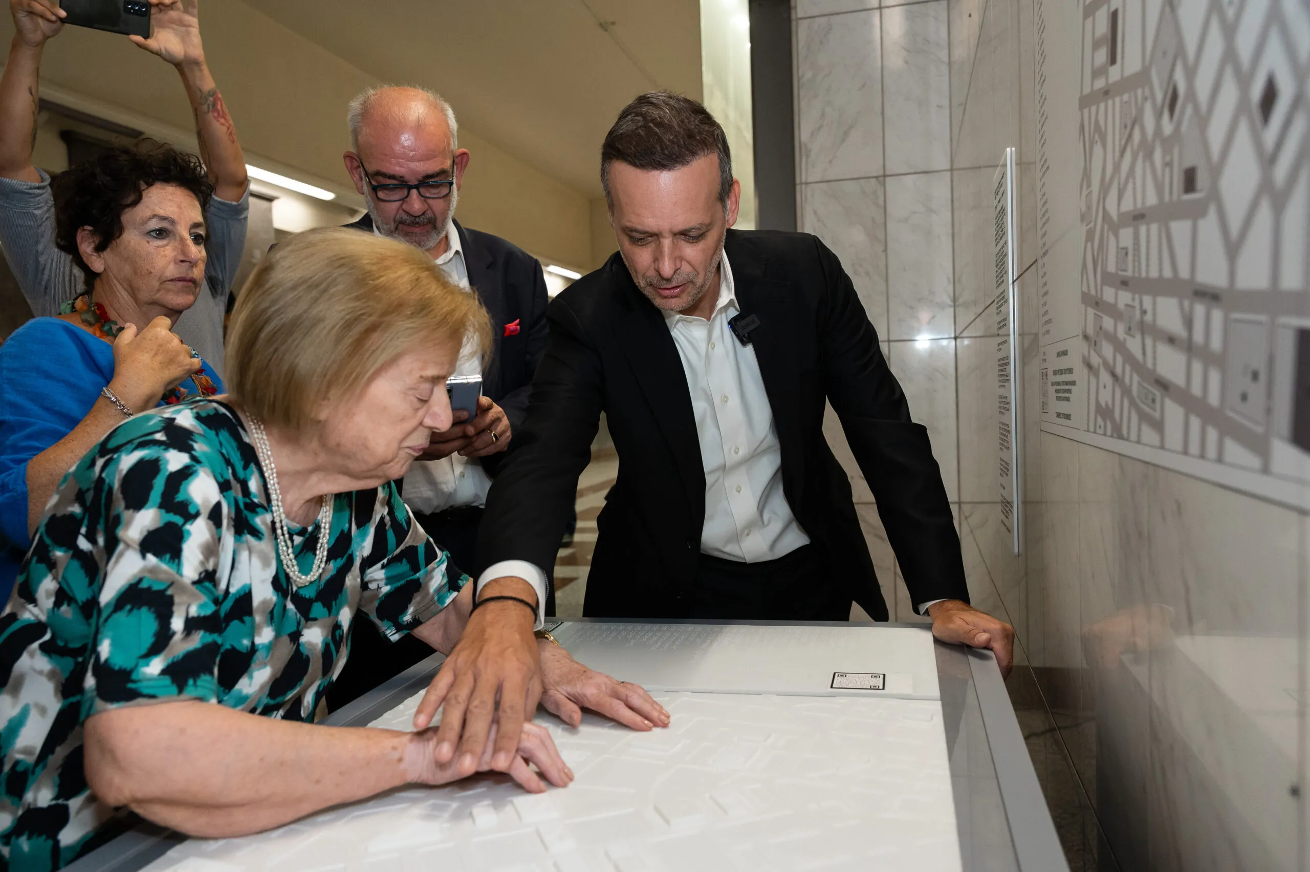 Ο Δήμαρχος Αθηναίων, Χάρης Δούκας, εγκαινίασε τον Πρότυπο Απτικό Χάρτη για Άτομα με Οπτική Αναπηρία στον Σταθμό Μετρό «Σύνταγμα»