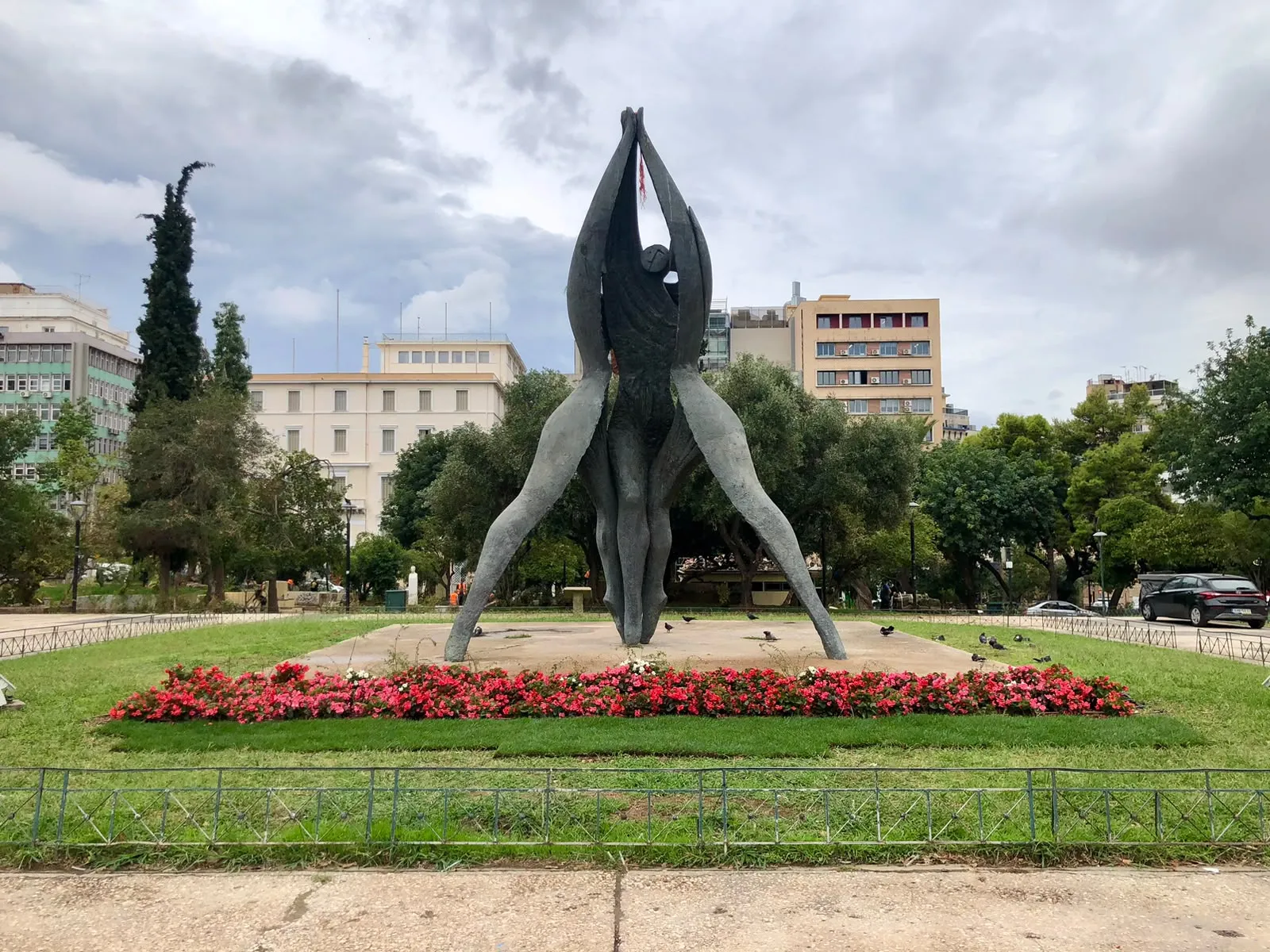 Δήμος Αθηναίων με 1.935 φυτεύσεις και 1.100 τ.μ. γκαζόν ανανεώθηκε η πλατεία Κλαυθμώνος