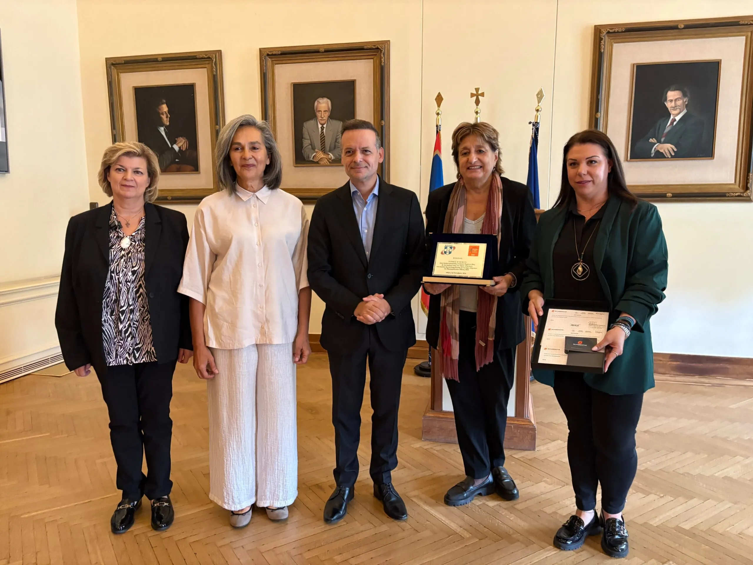 Δήμος Αθηναίων: 10.000 ευρώ από τον ΣΕΓΑΣ στον Ξενώνα Φιλοξενίας Γυναικών Θυμάτων Βίας και των Παιδιών τους