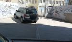 Το νέο πάρκινγκ στο πεζοδρόμιο της Καλαμά και τα παλαιότερα πάρκινγκ σε «πεζόδρομους» των Σεπολίων