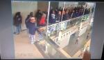 Κάμερα ασφαλείας βιντεοσκόπησε το μπαλκόνι να καταρρέει με περίπου 80 άτομα επάνω του