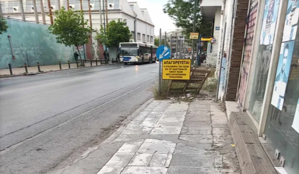 Πεζοδρόμιο στην Λιοσίων / Κίνδυνος - θάνατος για πεζούς