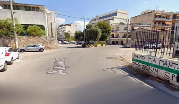 Μαθητής που πήγαινε στο σχολείο του παρασύρθηκε από αυτοκίνητο, σε δρόμο χωρίς πεζοδρόμιο