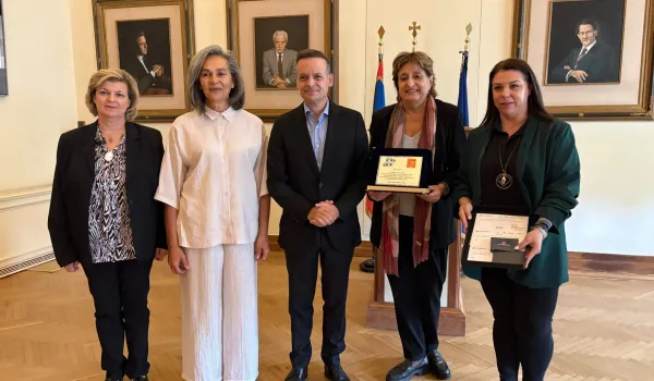 Δήμος Αθηναίων: 10.000 ευρώ από τον ΣΕΓΑΣ στον Ξενώνα Φιλοξενίας Γυναικών Θυμάτων Βίας και των Παιδιών τους