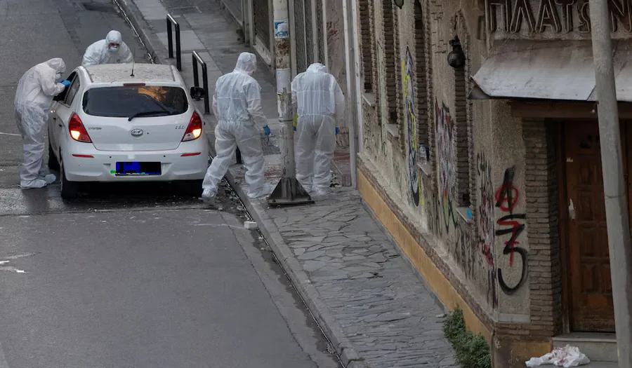 Ακαδημία Πλάτωνος. Έκρηξη παγιδευμένης σακούλας σε πολυκατοικία με τέσσερις τραυματίες