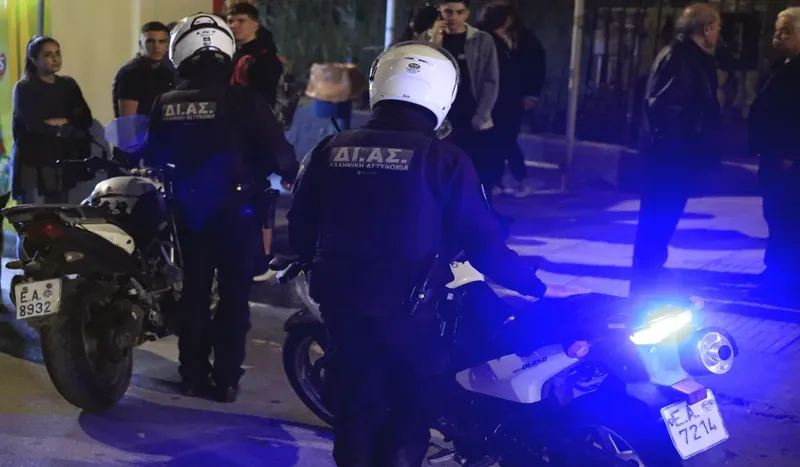 Κολωνός. Άνδρας πετούσε κεραμίδια από ταράτσα σε περαστικούς και αυτοκίνητα
