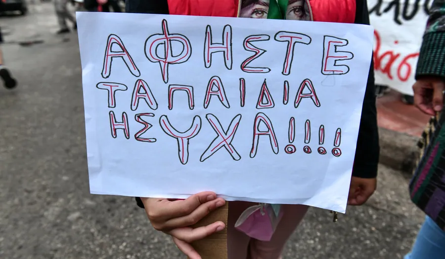 Καταγγελία επανατραυματισμού δύο ανήλικων παιδιών της οικογένειας από την υπόθεση του Κολωνού
